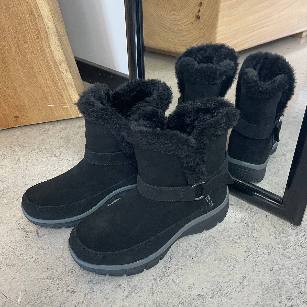 Skechers vinterstøvel – varm Slip-ins støvel i svart semsket skinn med bred passform