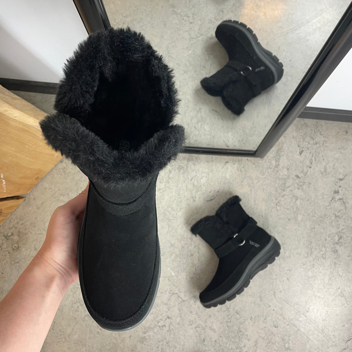 Skechers vinterstøvel – varm Slip-ins støvel i svart semsket skinn med bred passform