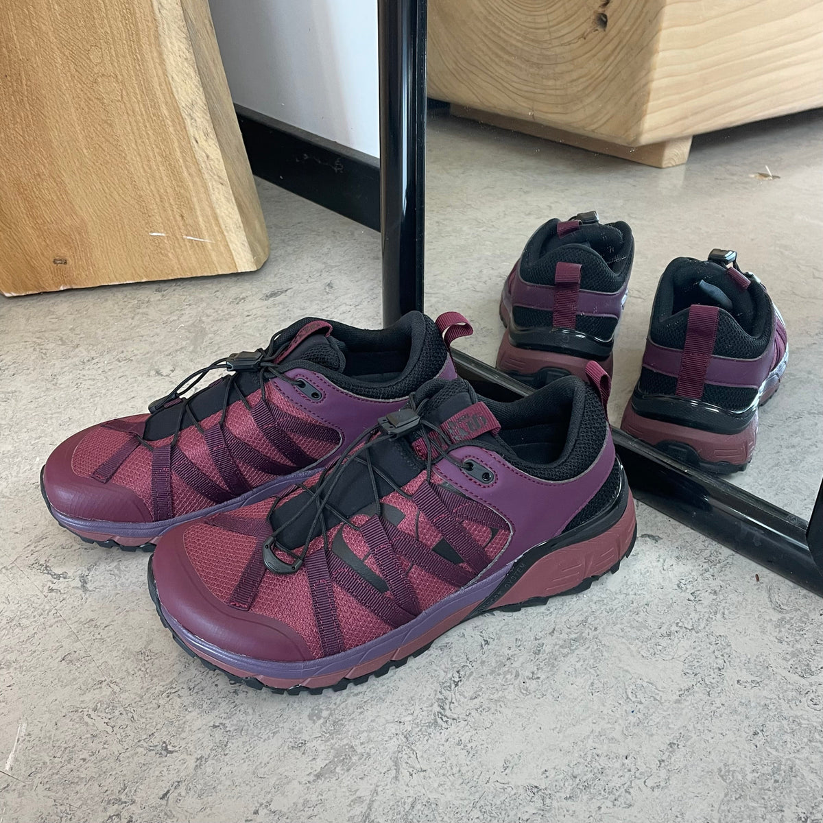 Bordeaux vannavstøtende damesko med bred passform og fotbuestøtte fra Green Comfort
