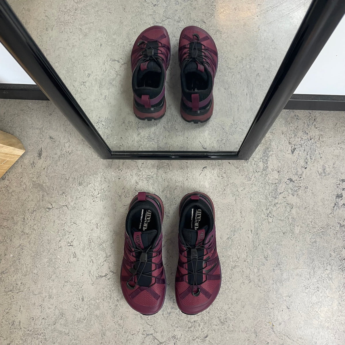 Bordeaux vannavstøtende damesko med bred passform og fotbuestøtte fra Green Comfort