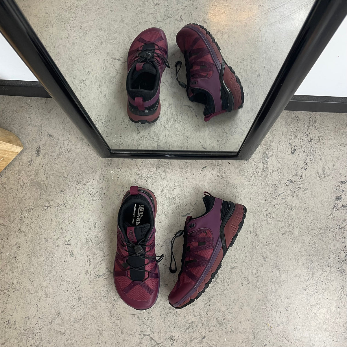 Bordeaux vannavstøtende damesko med bred passform og fotbuestøtte fra Green Comfort