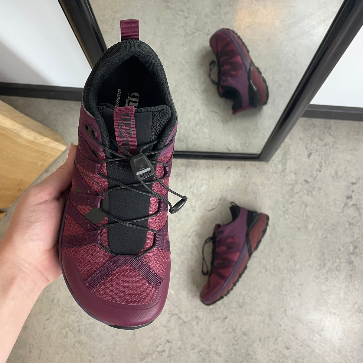 Bordeaux vannavstøtende damesko med bred passform og fotbuestøtte fra Green Comfort