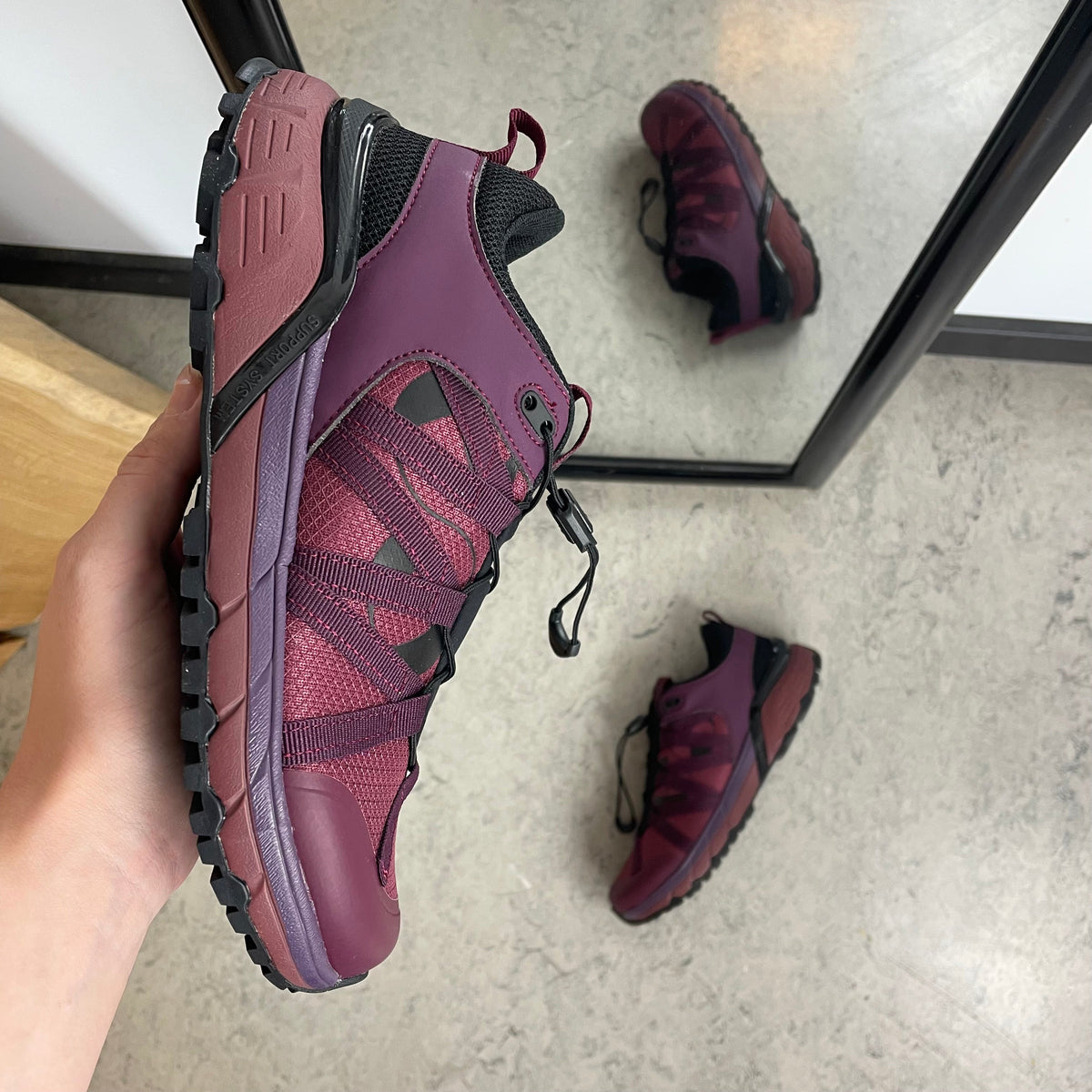 Bordeaux vannavstøtende damesko med bred passform og fotbuestøtte fra Green Comfort