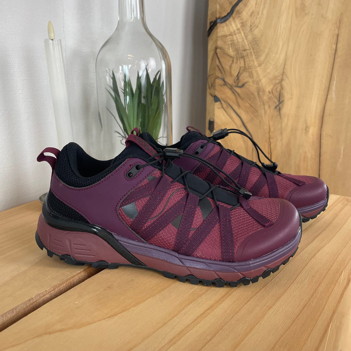 Bordeaux vannavstøtende damesko med bred passform og fotbuestøtte fra Green Comfort