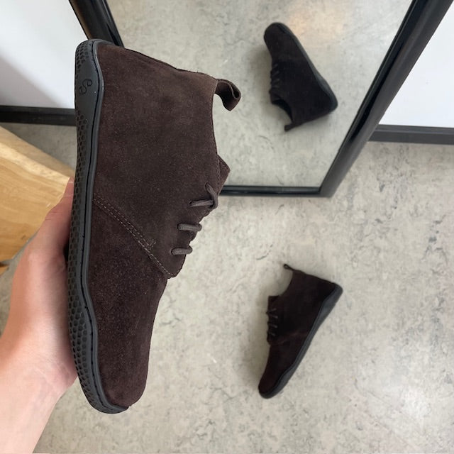 Brun barfotstøvel i oljet semsket skinn med bred H-lest fra Green Comfort