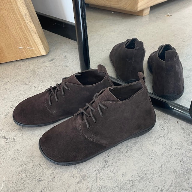 Brun barfotstøvel i oljet semsket skinn med bred H-lest fra Green Comfort