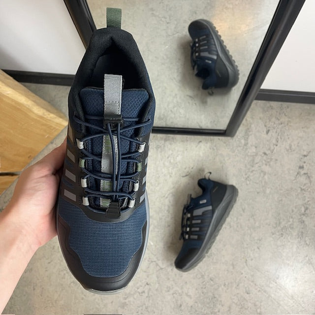 Vanntett herre outdoorsko i marineblå med fotbuestøtte og bred passform fra Green Comfort