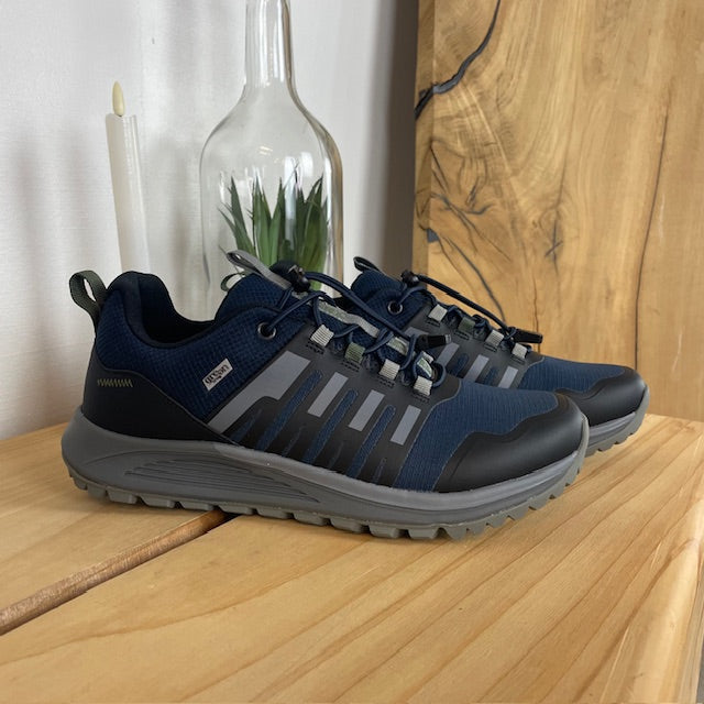 Vanntett herre outdoorsko i marineblå med fotbuestøtte og bred passform fra Green Comfort