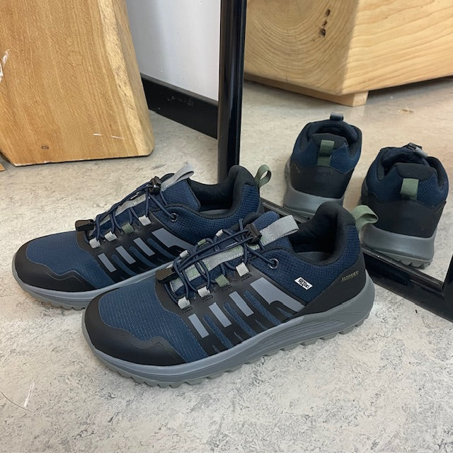 Vanntett herre outdoorsko i marineblå med fotbuestøtte og bred passform fra Green Comfort