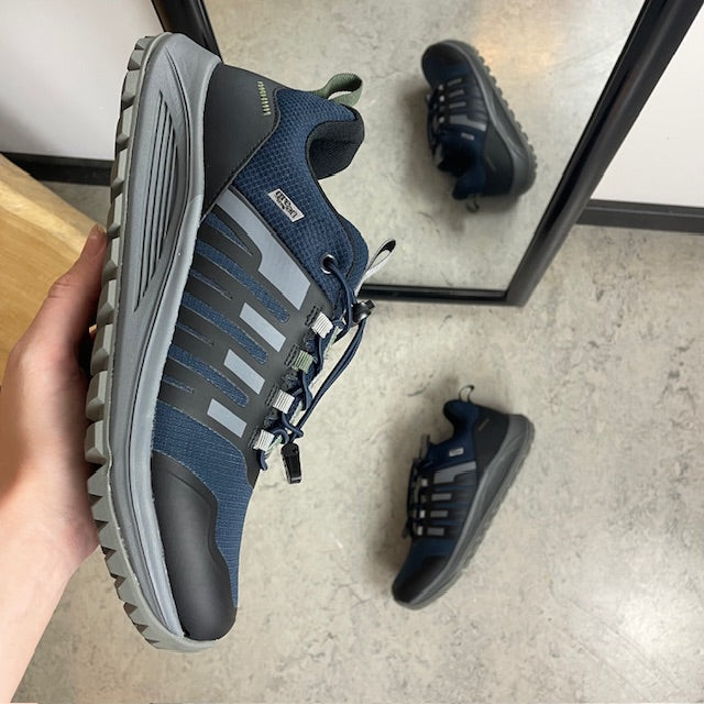Vanntett herre outdoorsko i marineblå med fotbuestøtte og bred passform fra Green Comfort