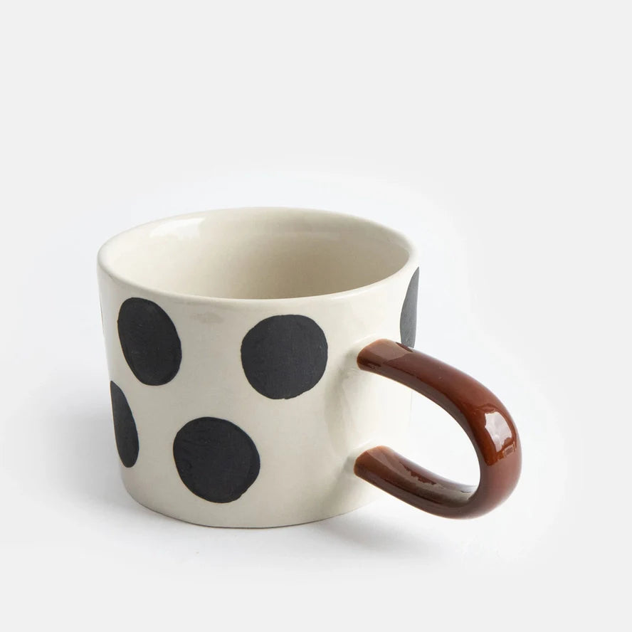 Krus med store svarte prikker og brun hank – moderne stentøykopp for kaffe og te