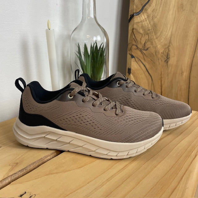 Ekstra bred sneaker med støtdemping og pustende overdel i taupe