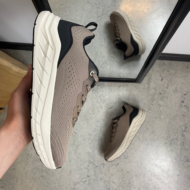 Ekstra bred sneaker med støtdemping og pustende overdel i taupe