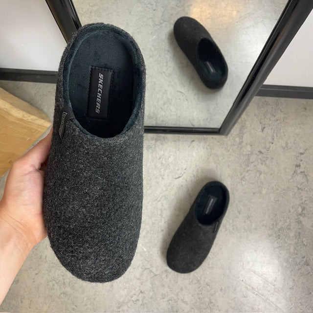 Skechers tøfler – bred passform med Memory Foam og åpen hæl