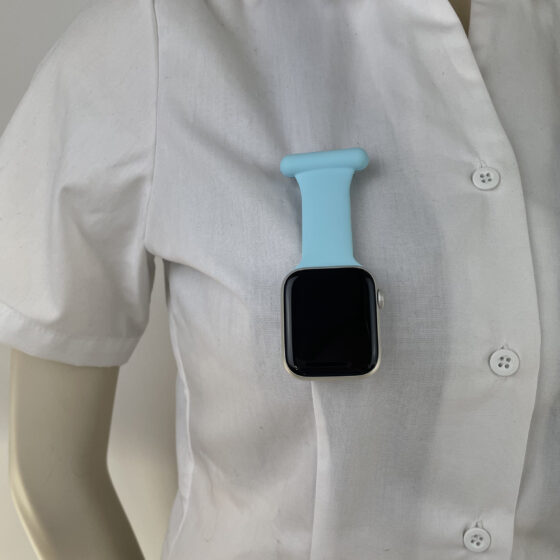 Lyseblå sykepleie silikonrem til Apple Watch
