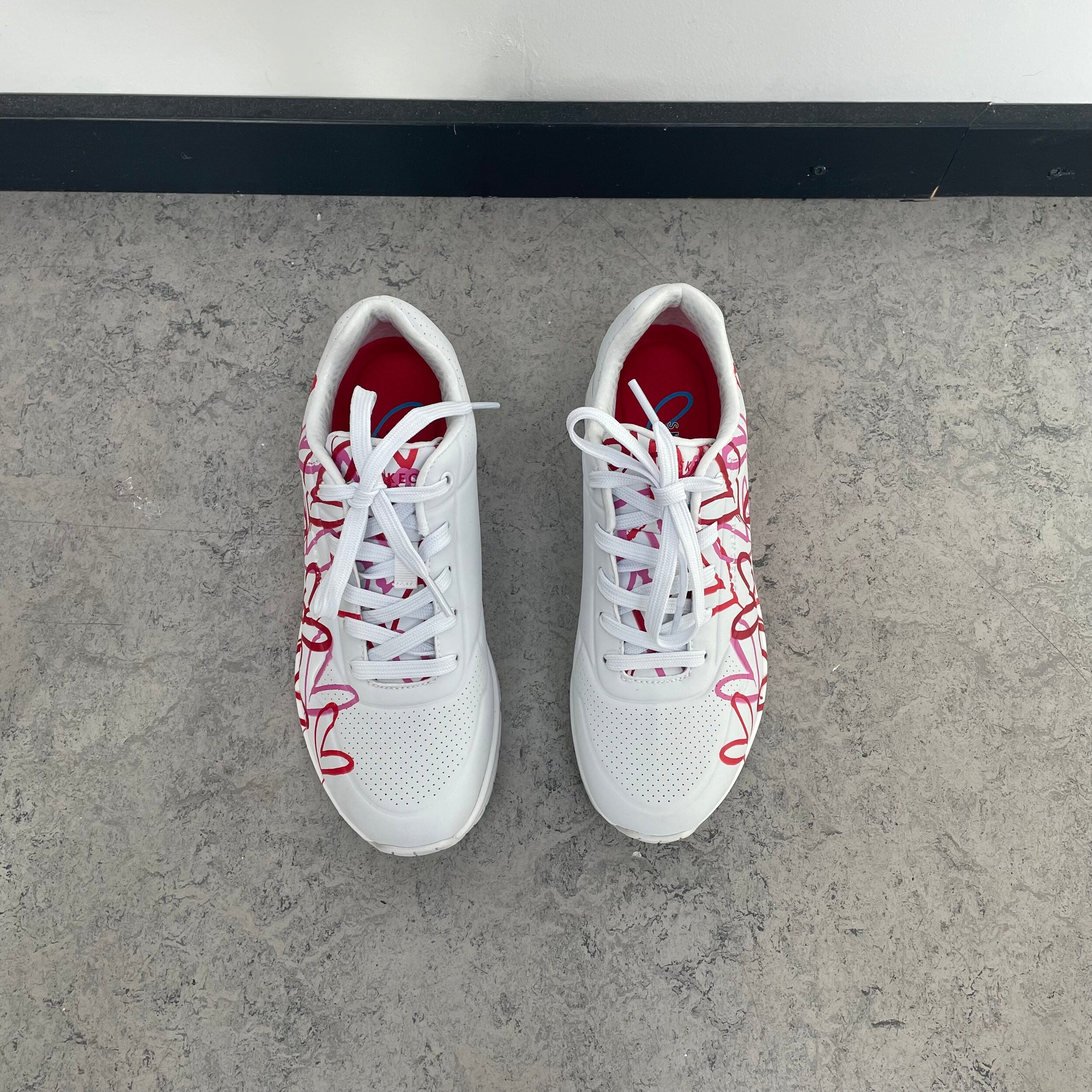 Hvite Skechers-sko med Lovewall-hjerter