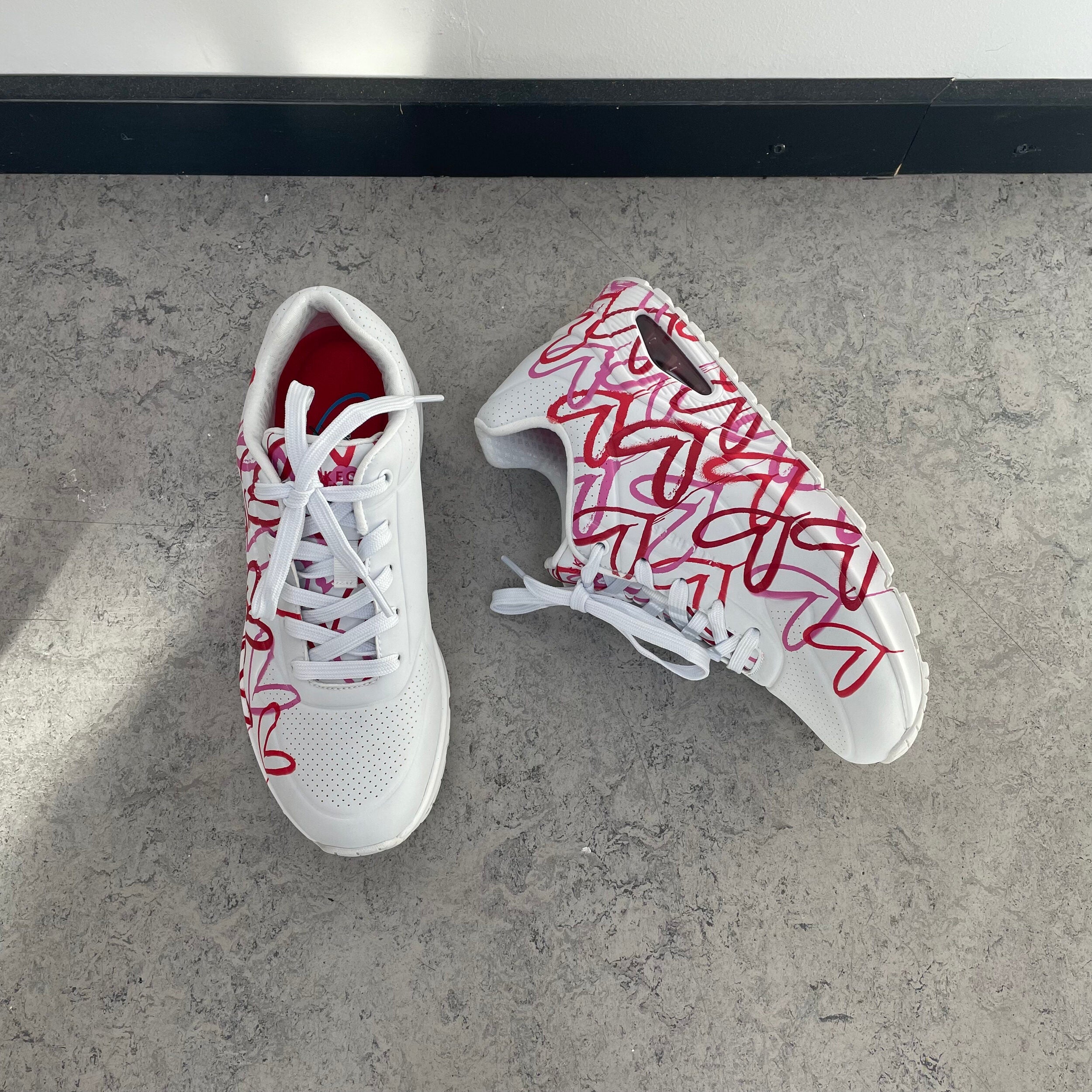 Hvite Skechers-sko med Lovewall-hjerter