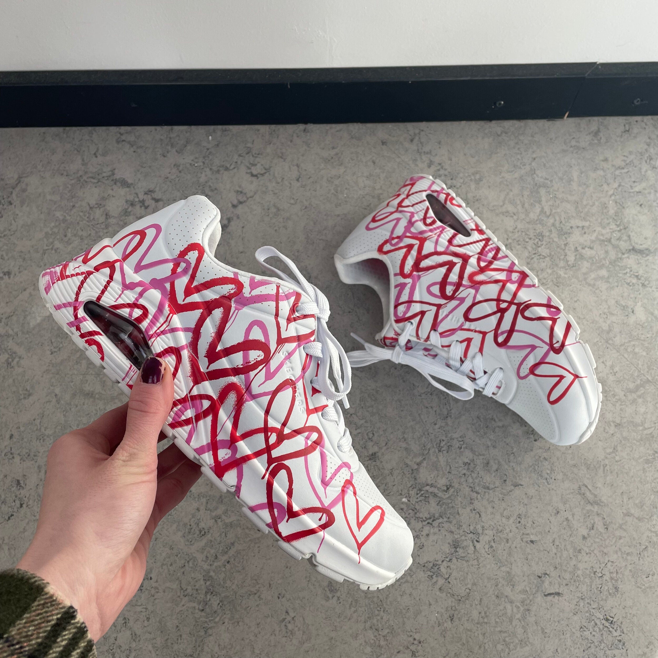 Hvite Skechers-sko med Lovewall-hjerter