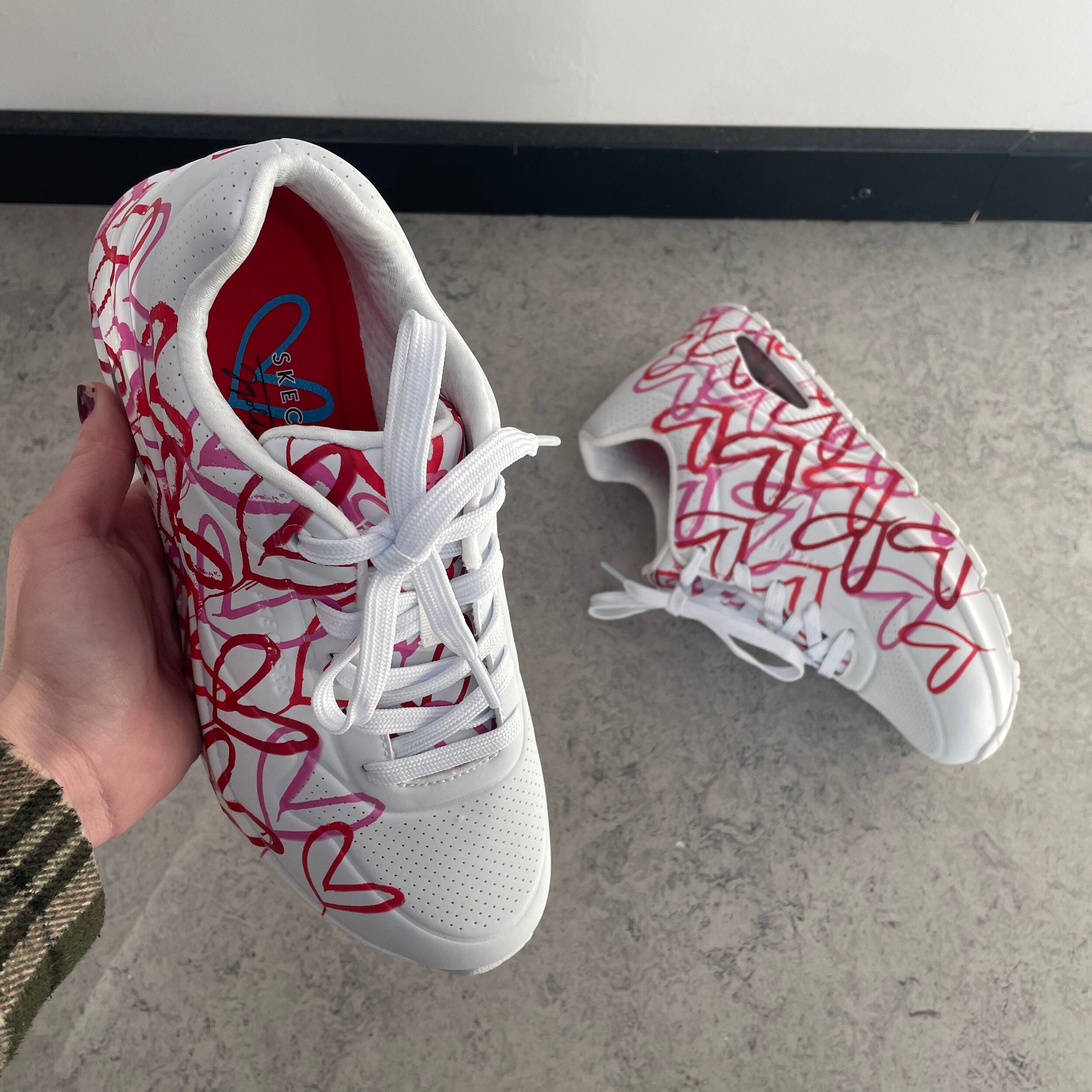 Hvite Skechers-sko med Lovewall-hjerter