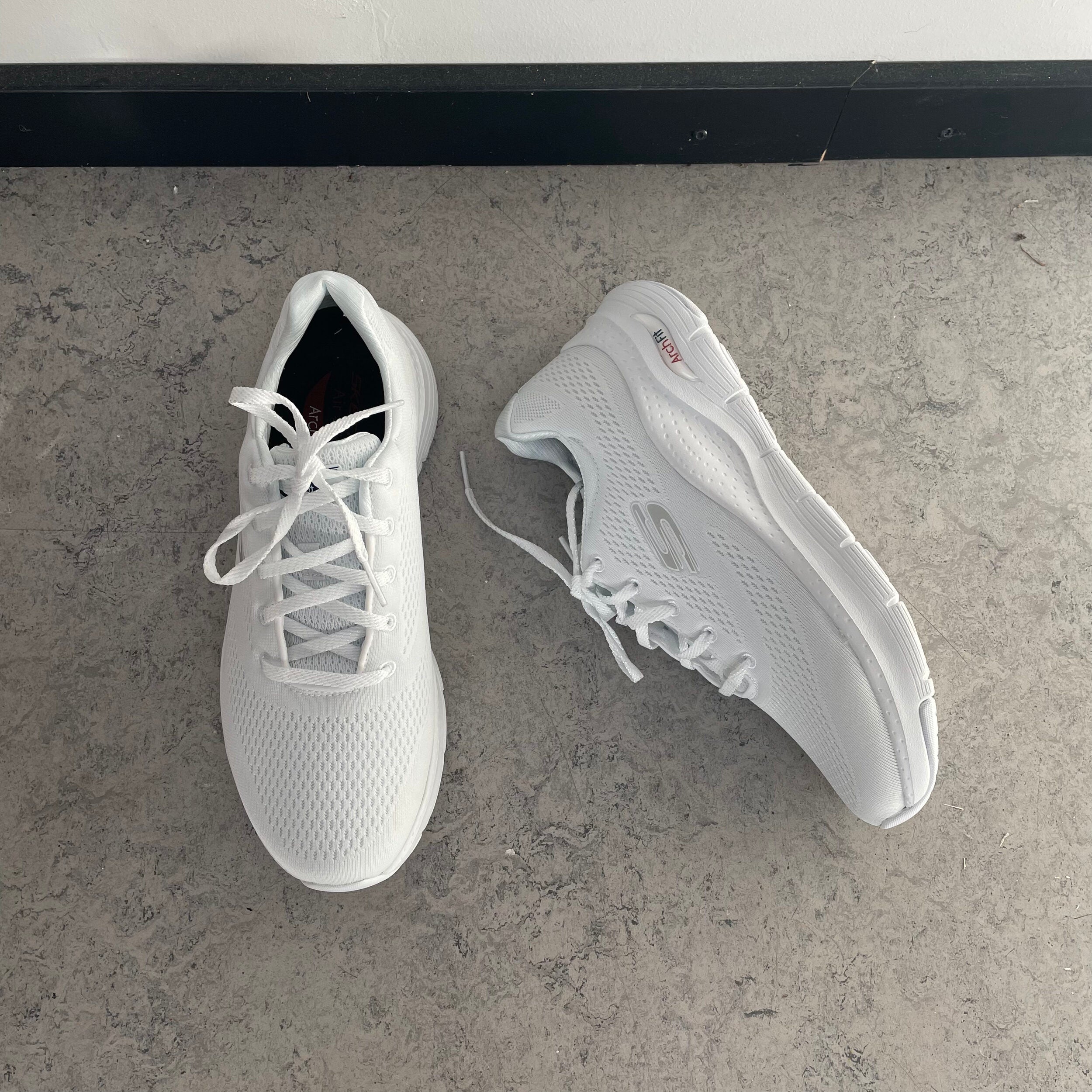Hvit Skechers med ekstra svangstøtte