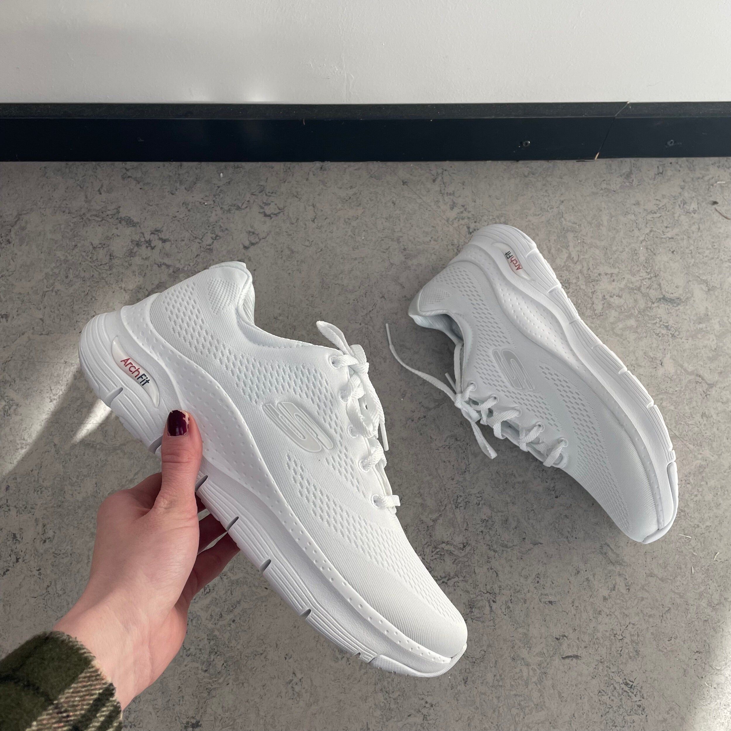 Hvit Skechers med ekstra svangstøtte