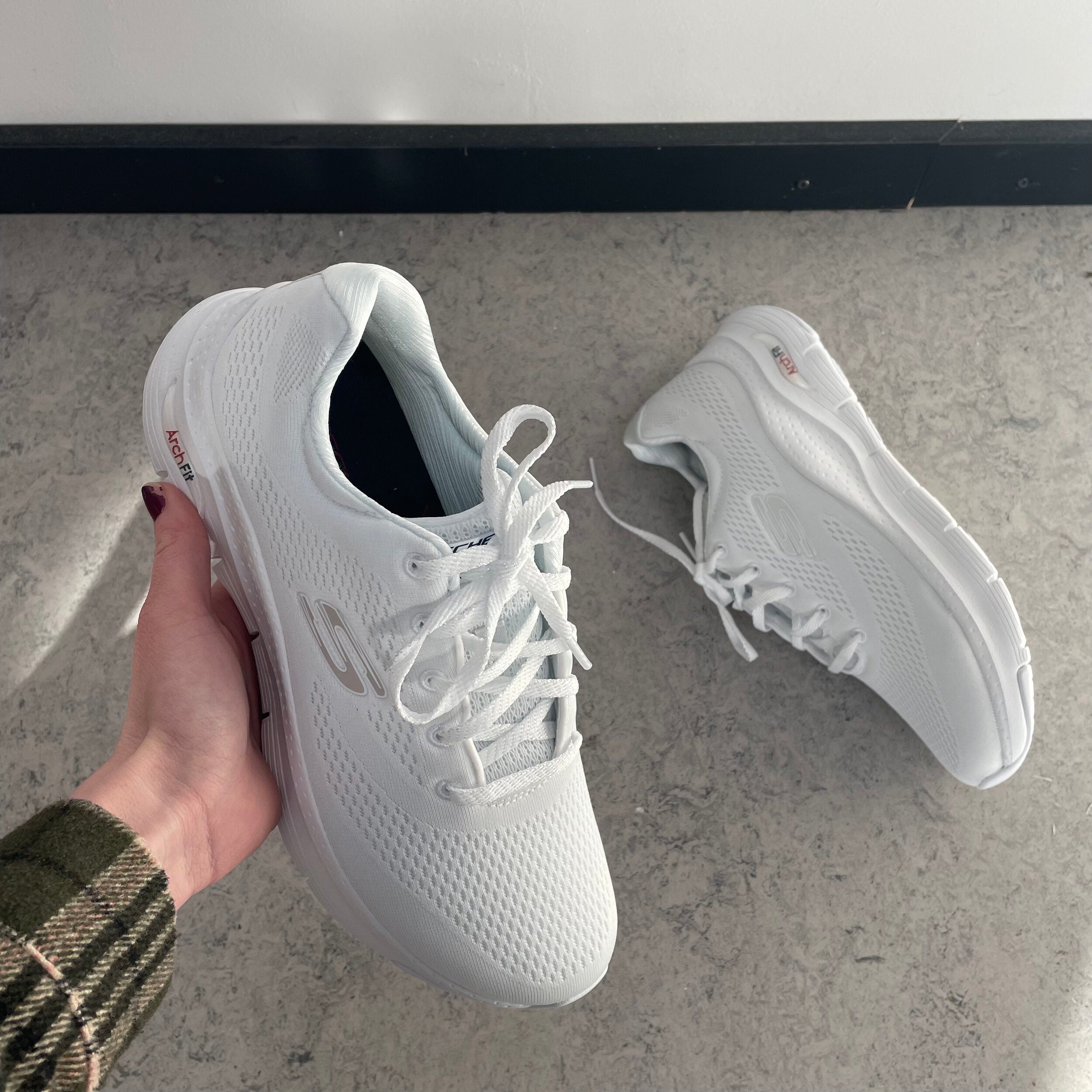 Hvit Skechers med ekstra svangstøtte