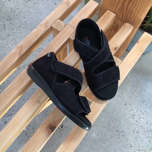 Sandal fra OrtoMed med borrelås og hælkappe