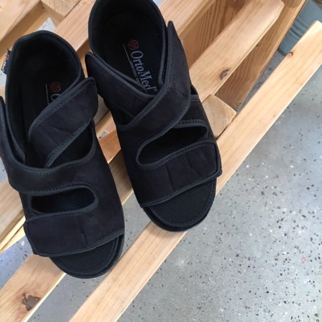 Sandal fra OrtoMed med borrelås og hælkappe