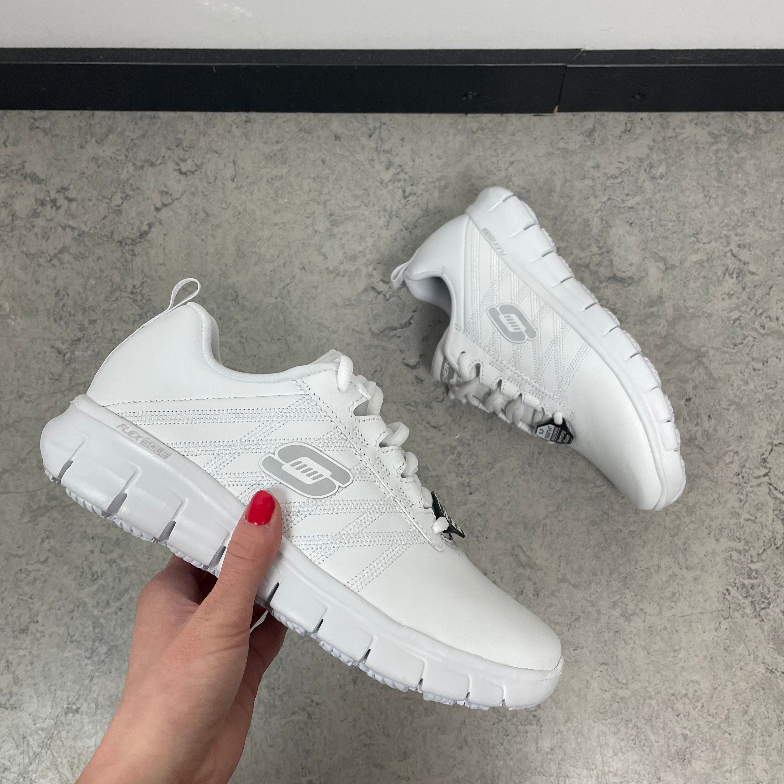 Hvit Skechers work-sko med memory foam