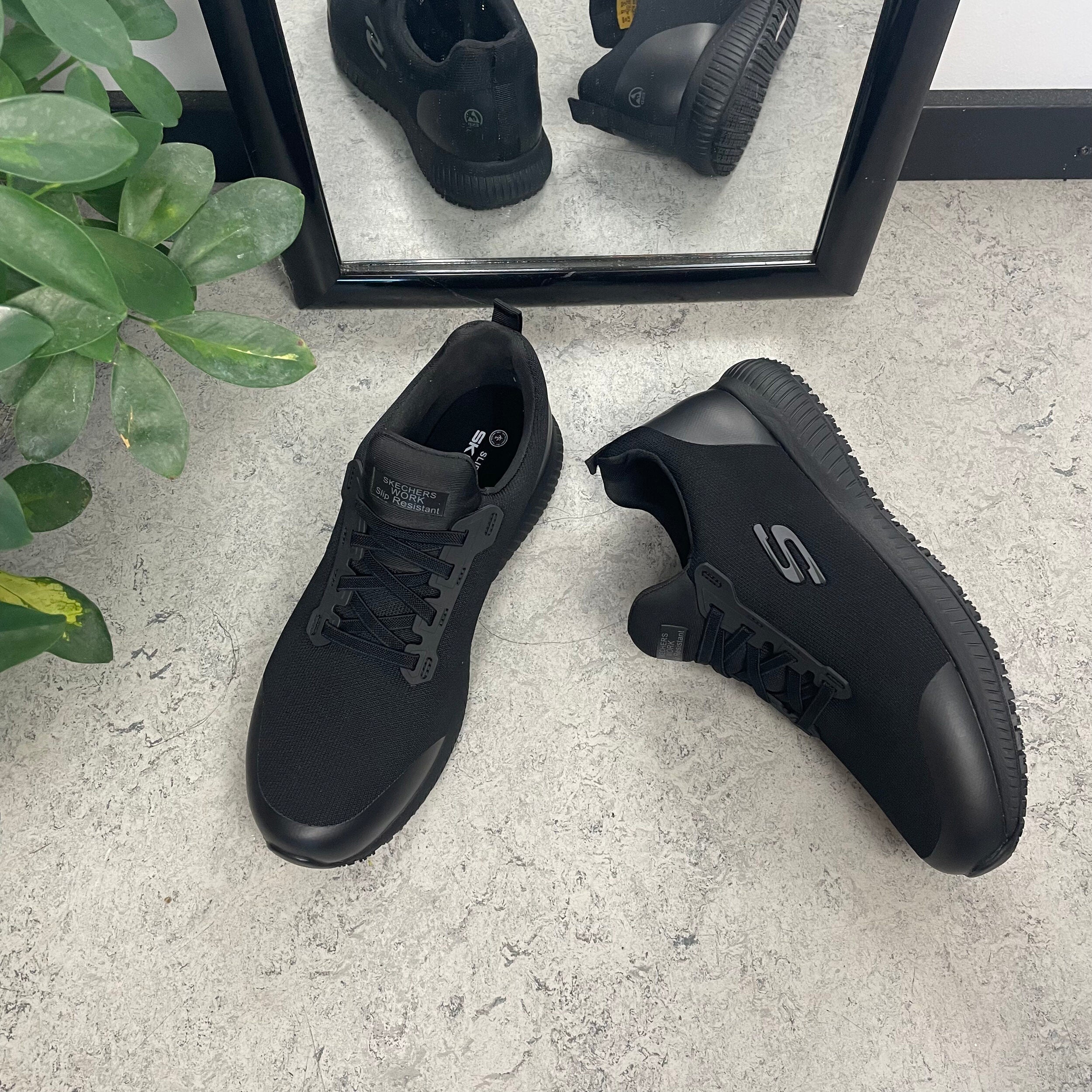 Svart Skechers arbeidssko med ESD