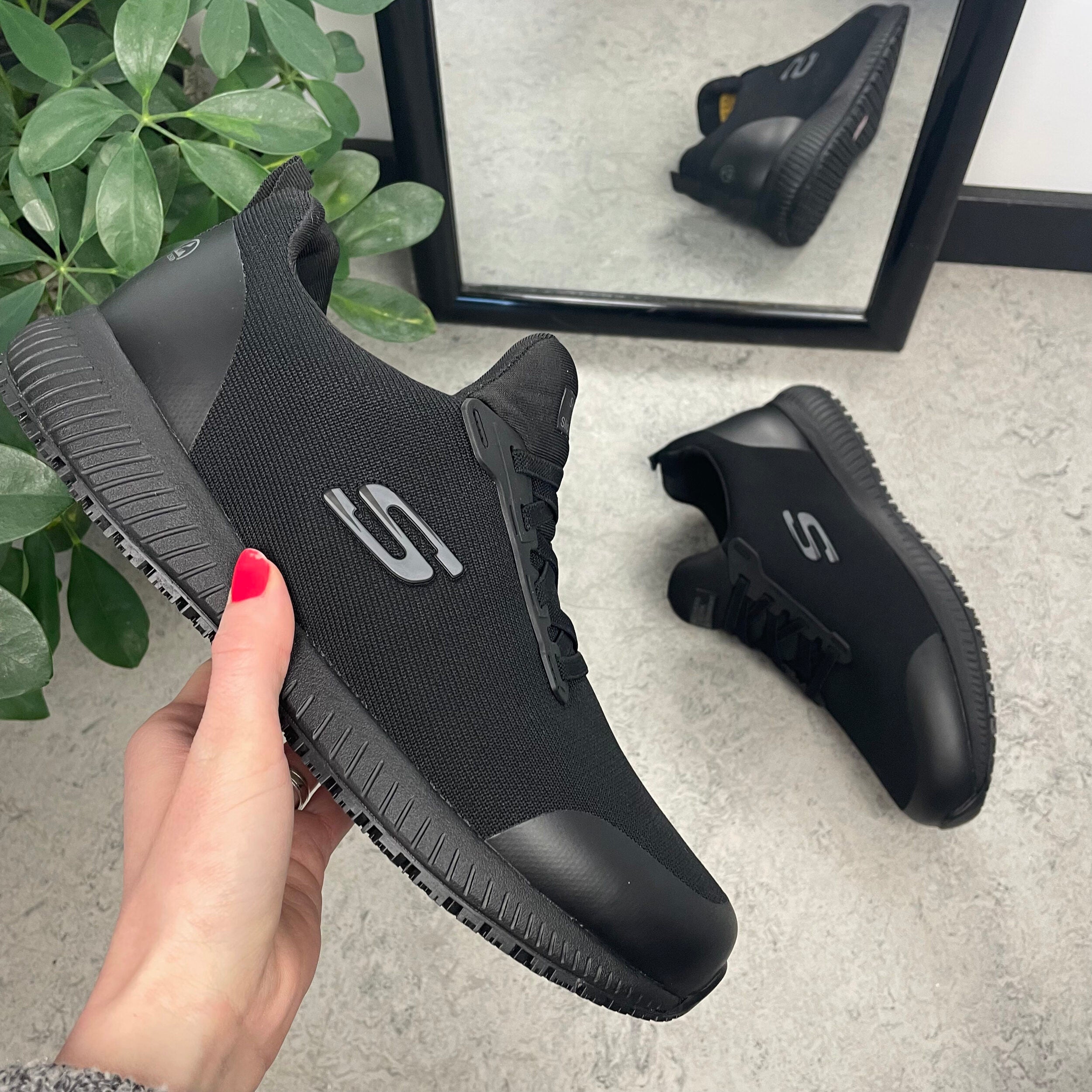 Svart Skechers arbeidssko med ESD