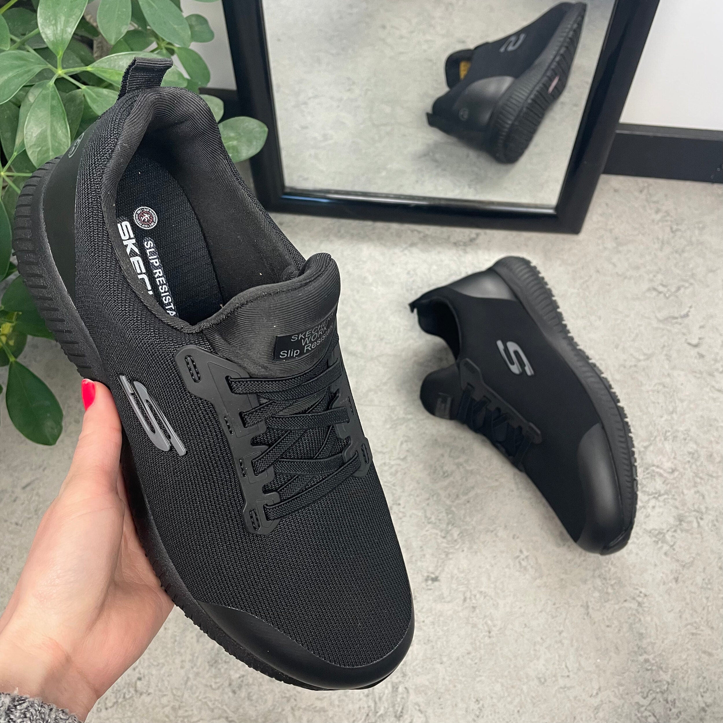 Svart Skechers arbeidssko med ESD