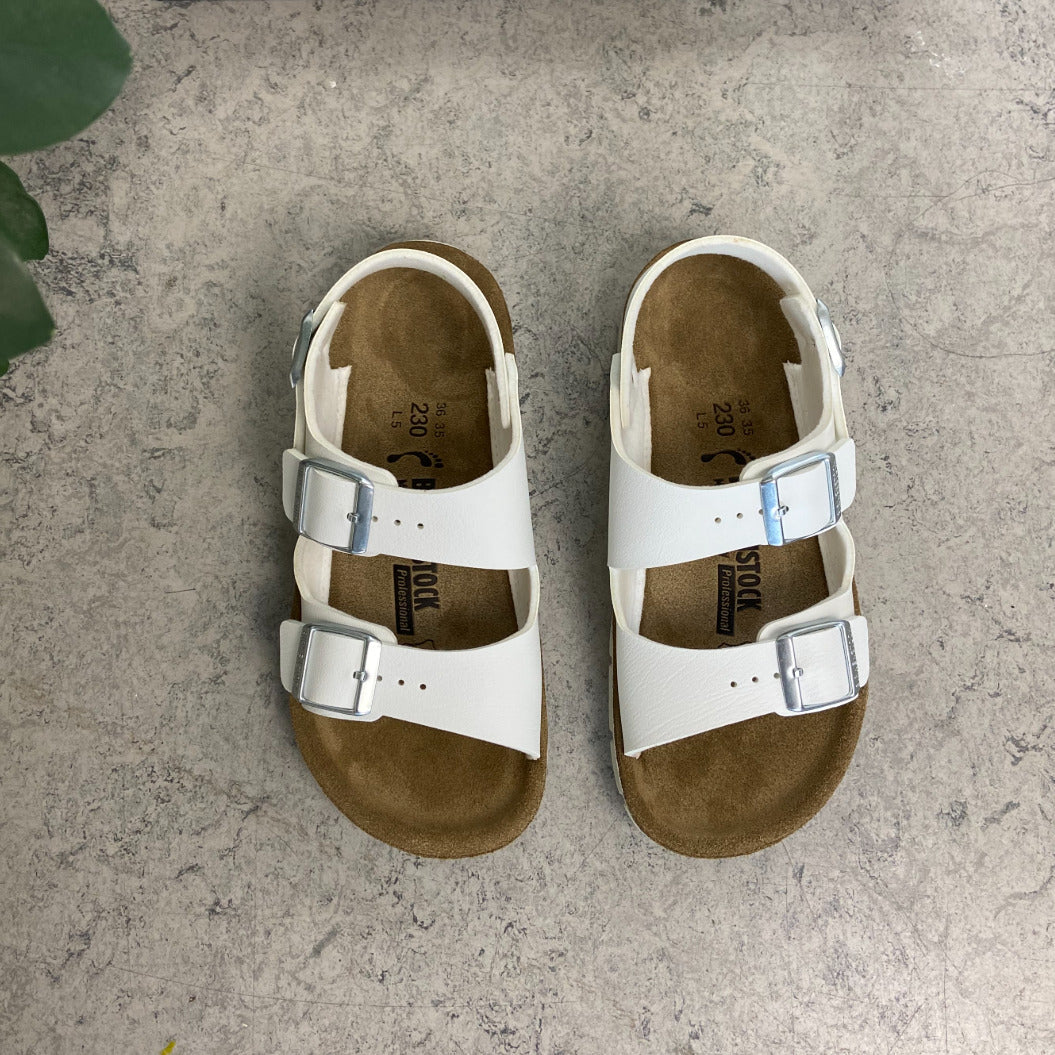 Hvit Birkenstock Kano-sandal med sklisikre såler.