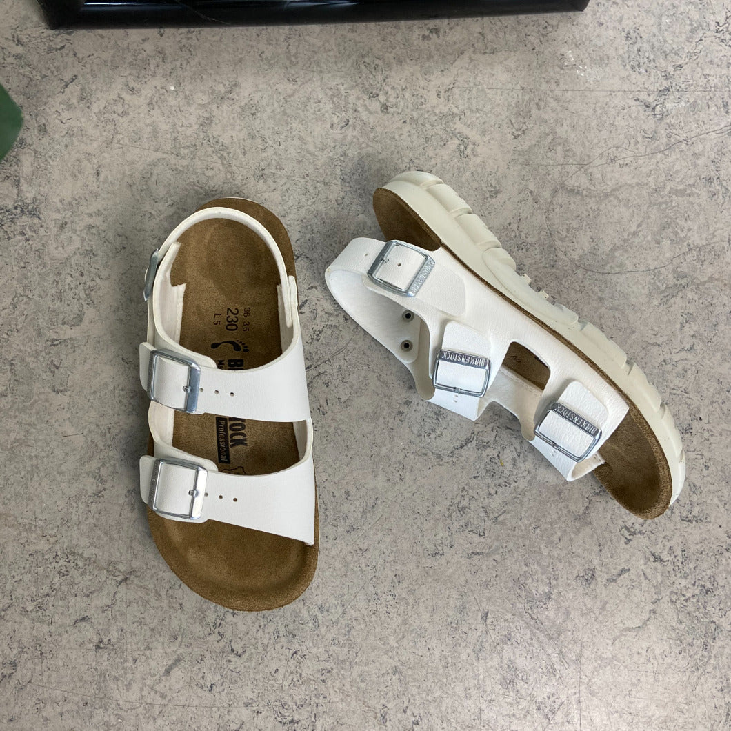 Hvit Birkenstock Kano-sandal med sklisikre såler.