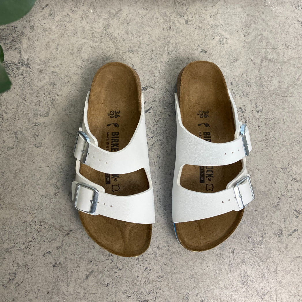 Hvit Birkenstock Arizona-sandal med godkjente sklisikre såler