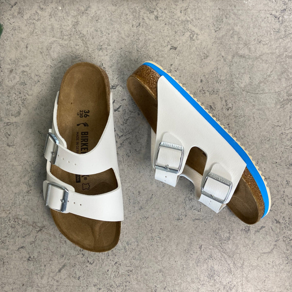 Hvit Birkenstock Arizona-sandal med godkjente sklisikre såler