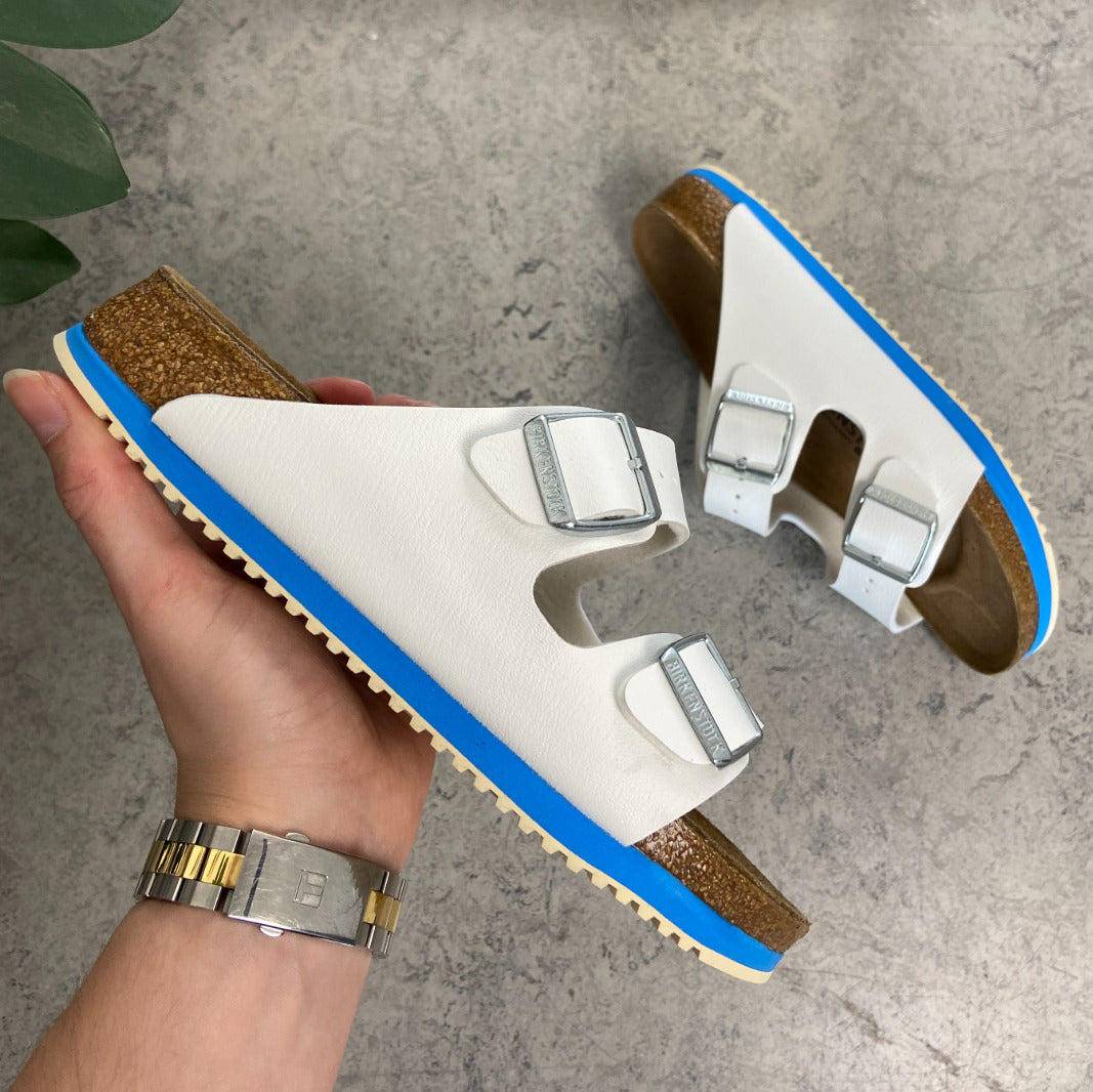 Hvit Birkenstock Arizona-sandal med godkjente sklisikre såler