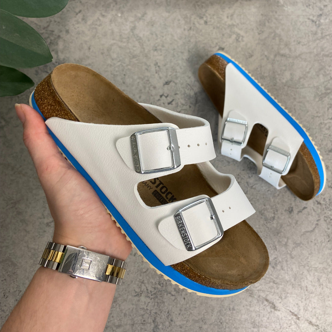 Hvit Birkenstock Arizona-sandal med godkjente sklisikre såler