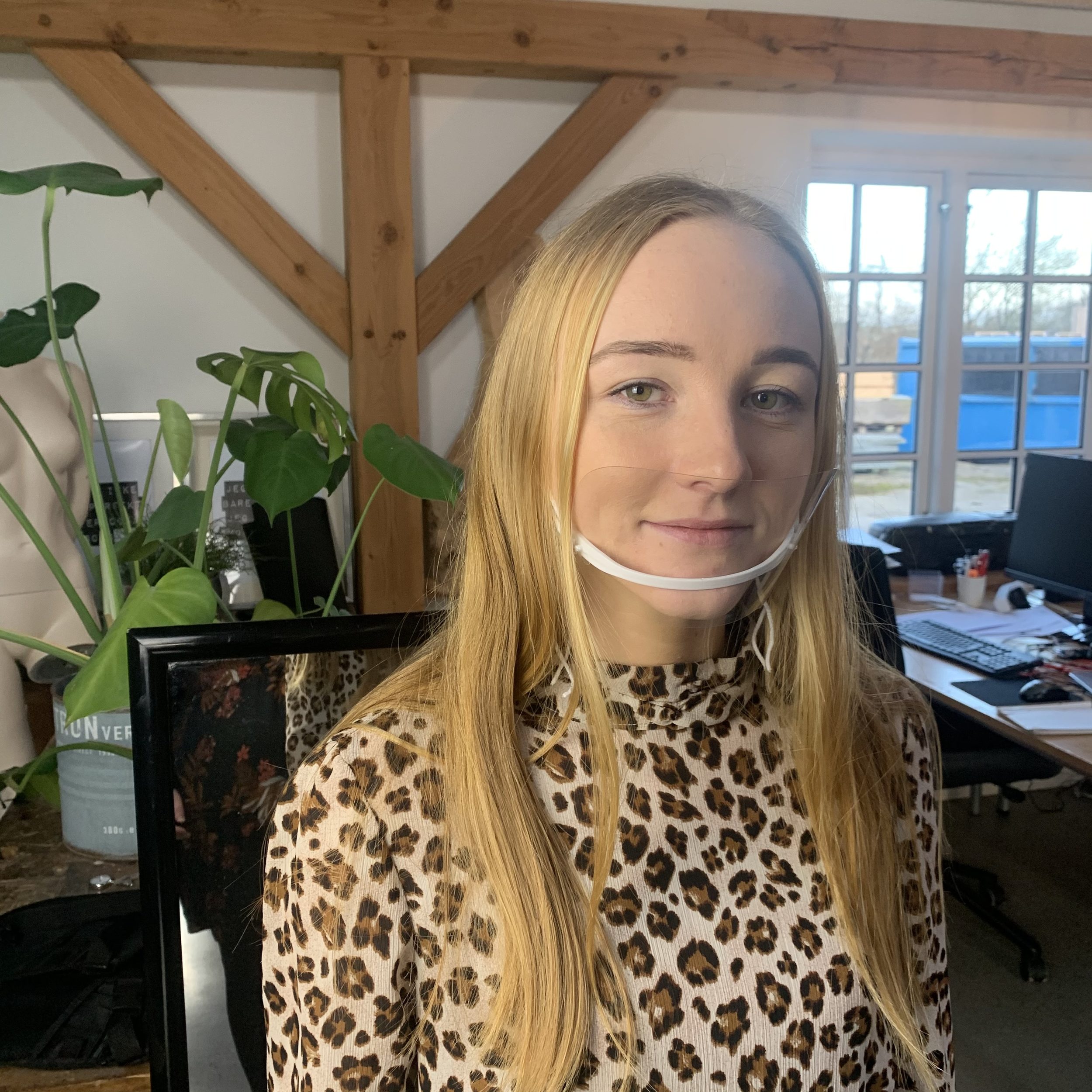 Munnvisir med hvit bøyle
