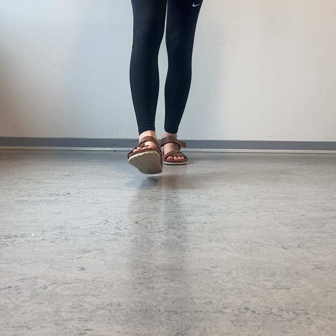 Last inn video: Crazy Brandi sandal i brunt skinn – komfortsandal
