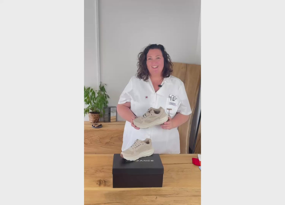 Last inn video: Endurance komfortsko til dame – lys beige sneaker