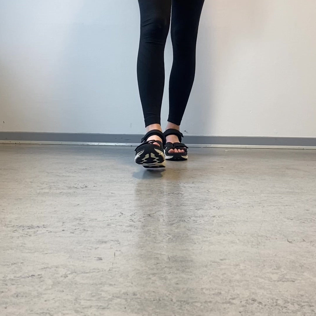 Last inn video: Lettvektsandal fra Sykepleiebutikk.no - Svart