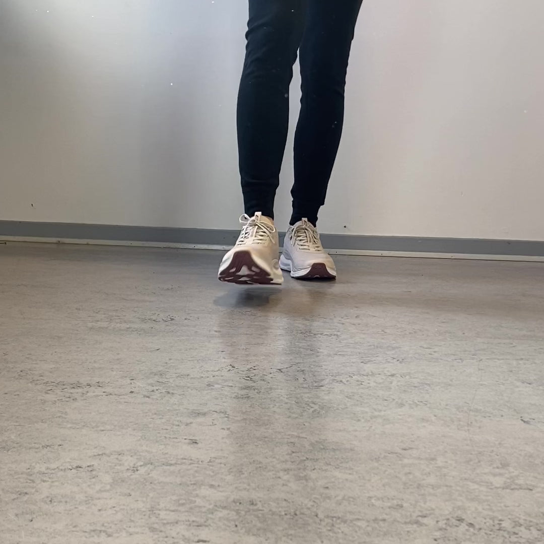Last inn video: Skechers Slip-ins – støtdempende sko med maksimal komfort