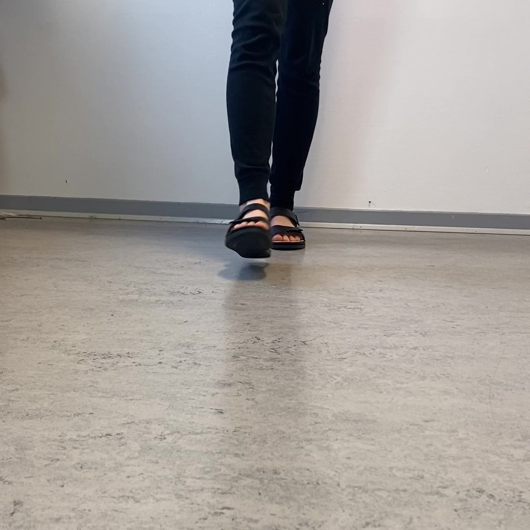 Last inn video: Svart sandal med justerbare remmer og myk komfortsåle