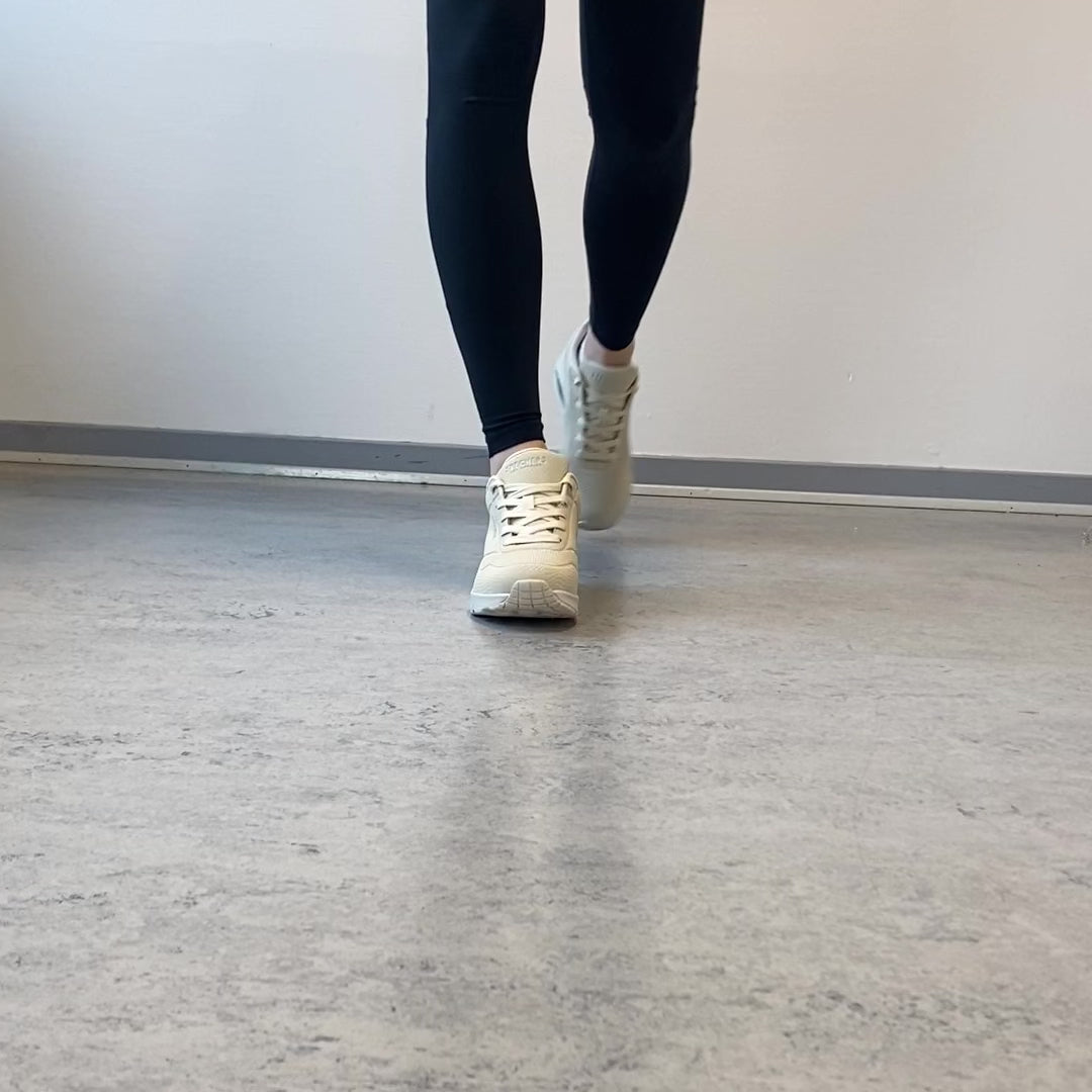 Last inn video: Skechers Street™ UNO – Shiny Scale – Kremhvit