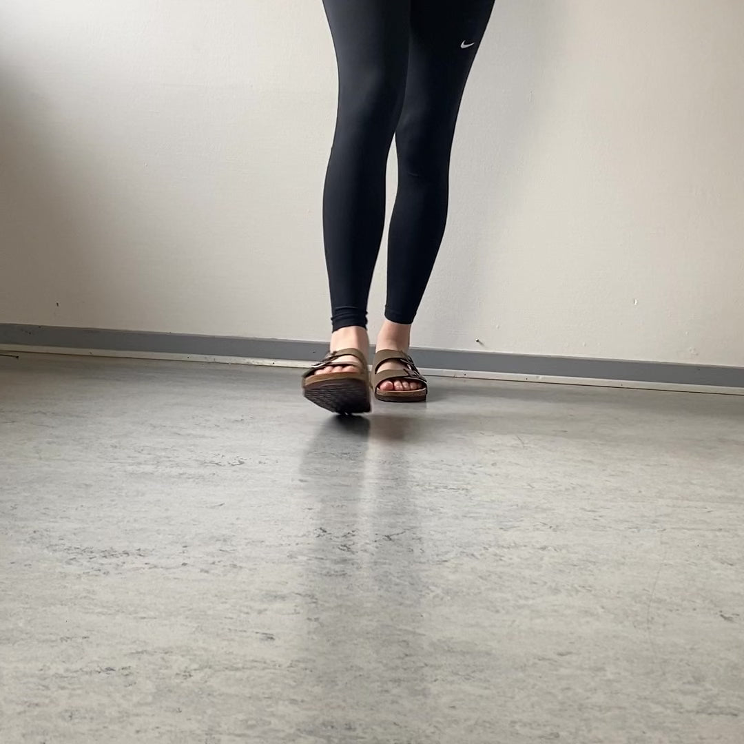 Last inn video: Cruz slip on sandal – Brun
