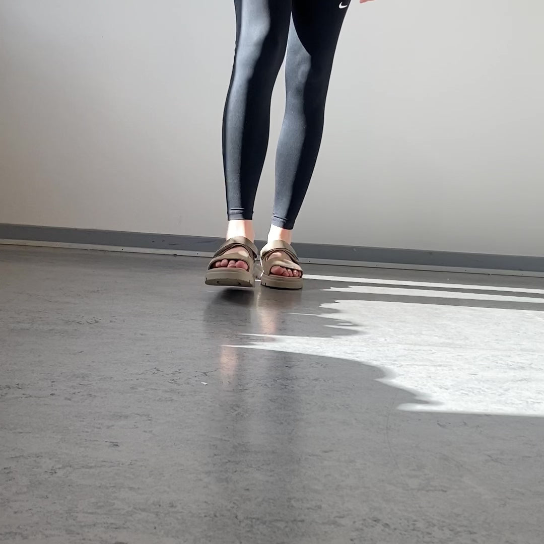 Last inn video: Beige sandal med justerbar rem og myk komfort