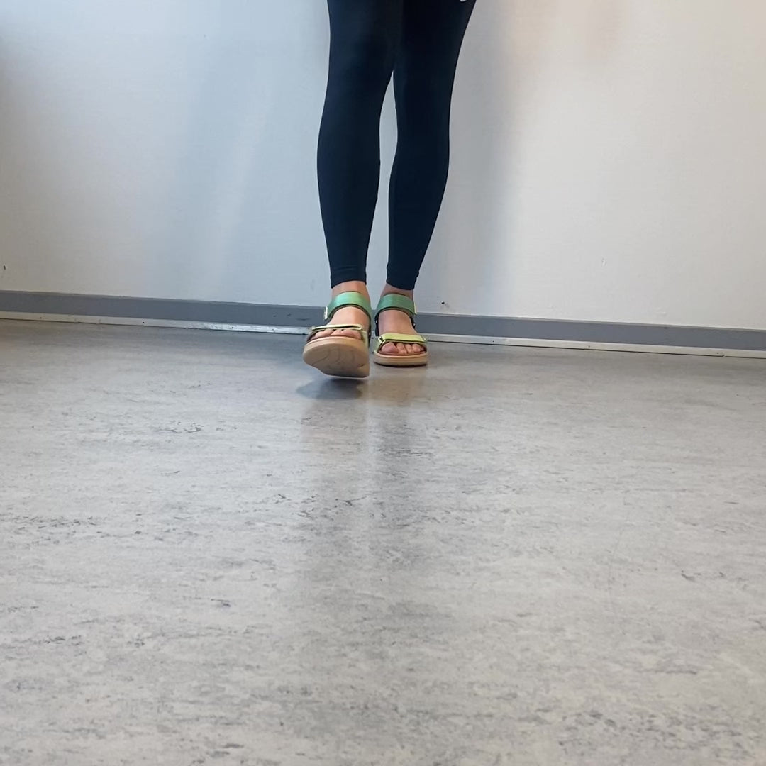 Last inn video: Line – Apple Green Multi – WODEN sandal