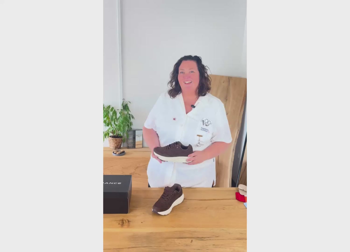 Last inn video: Endurance komfortsko til dame – lysebrun sneaker