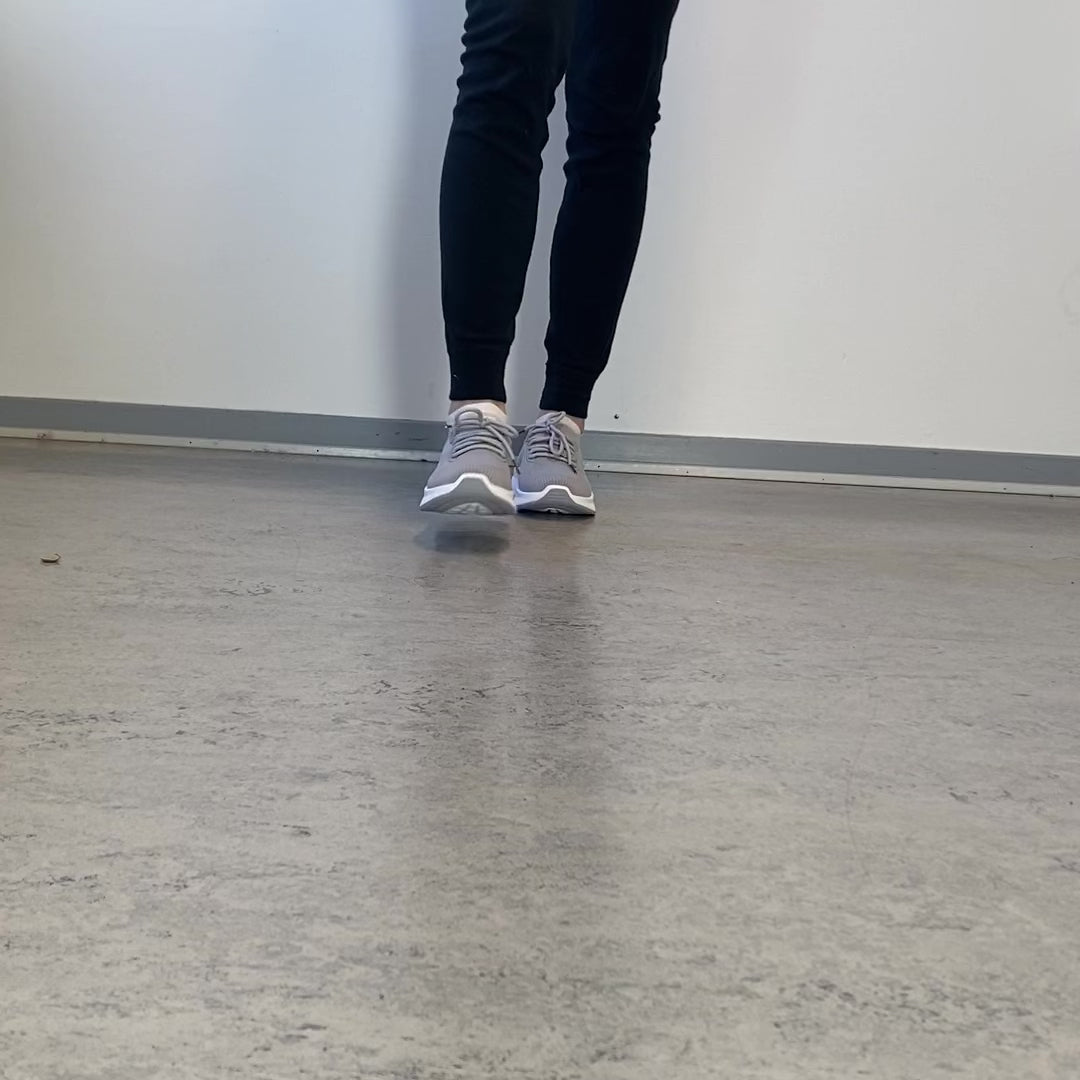 Last inn video: Grå slip-on lettvekts sneaker i pustende strikk